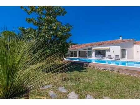 villa familiale d'exception de plain-pied au cur de saint-clément-de-rivière
