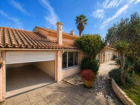 plain pied  piscine  jardin arbore avec piscine sur 522m2 de terrain