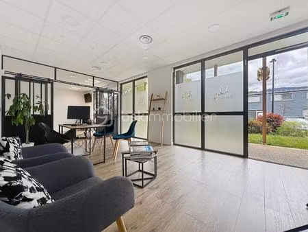 ***crolles - local 'clé en main' de 61 m² – secteur très prisé.***