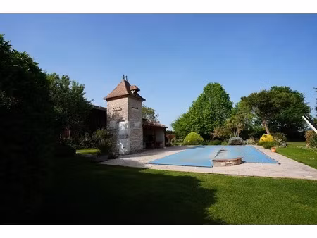 maison de maître 10 pièces   dépendance 140m²   piscine 1h de bordeaux  3h de paris
