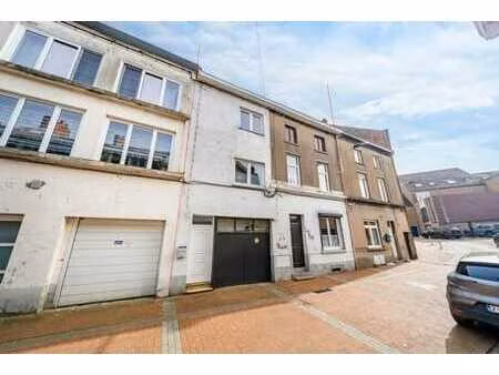 deux maisons attenantes réunies en une avec garage.