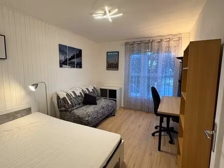 loue grand studio quartier facs refait à neuf