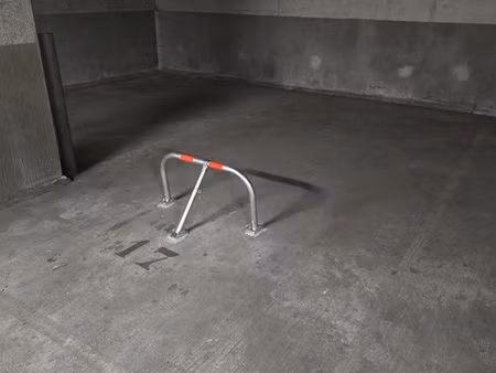 place de parking en sous-sol fermé au sein d'une résidence sécurisée