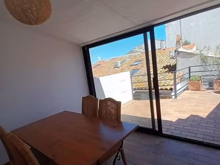 maison de ville avec terrasse et place de parking