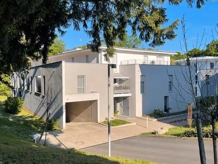 pour étudiant.e: studio/t1 30m² + 11m² de terrasse + parking tram ch. barrier