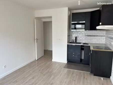 bel appartement f2 de 40 m2 avec balcon + place de parking sécurisée + cave . libre de sui