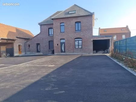 t2 dans corps de ferme avec place de parking