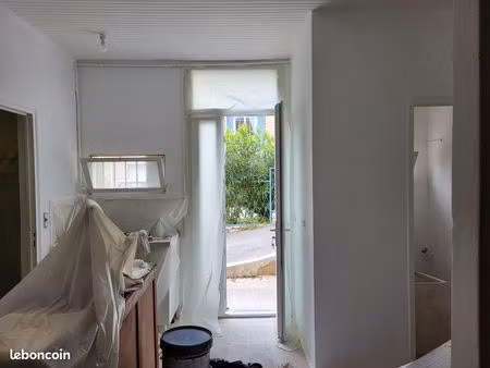 studio de caractere a louer a l'annee meuble en réfection complète