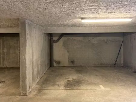 place de parking couverte et sécurisée
