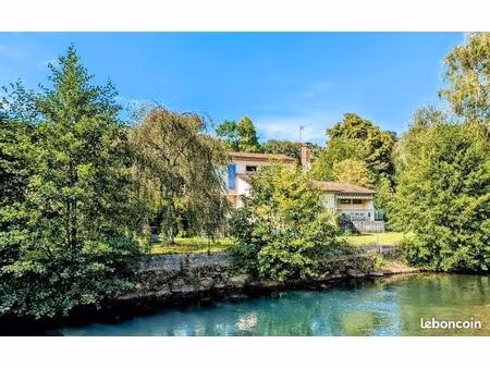 grande maison 3 niveaux bord de rivière   gare a pied