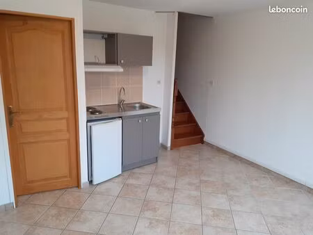 loue studio/t2 en duplex  au cœur du village