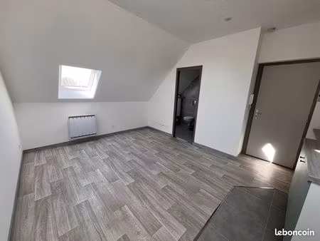 a louer petit studio très lumineux  +- 20 m2  2eme et dernier étage