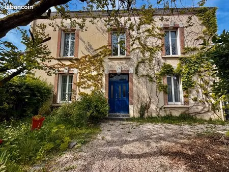maison 10 pièces 255 m² avec jardin et dépendance