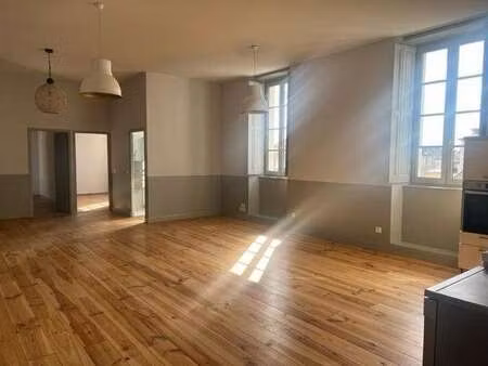 location appartement 3 pièces à château-gontier-sur-mayenne (53200) : à louer 3 pièces / 9