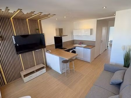 superbe t2 meublée refait à neuf -centre jaude à pied-parking privé -très lumineux