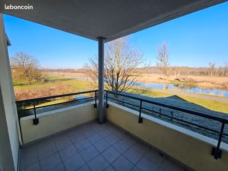 f2 lumineux avec terrasse au bord du canal