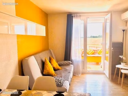 loue à l'année studio climatisé avec coin nuit séparé