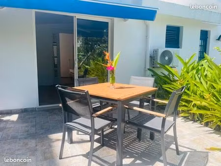 t2 climatisé aux trois ilets avec terrasse