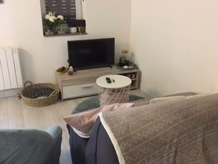 t2 mont dore  à l'année  calme  bien isolé  refait à neuf  vue sur la place