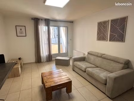 studio avec parking et balcon