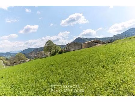 vues panoramiques et cachet unique pour ce duo de petites bergeries à 20 min de die