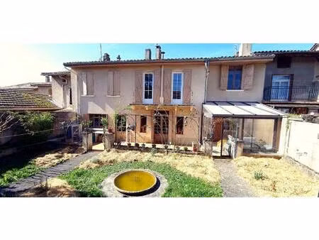 grande maison de ville avec jardin.