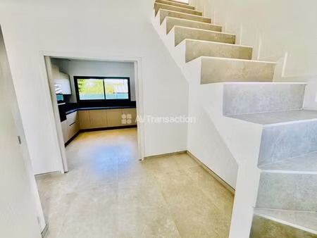 belle maison récente contemporaine