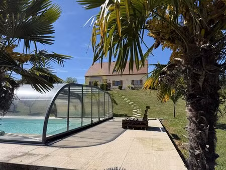 maison familiale avec piscine et vue dégagée