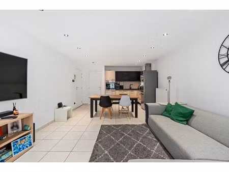 gelijkvloers appartement 2 slaapkamers + terras + parking