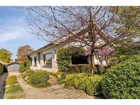 leemans immobiliën presenteert u deze charmante  instapklare bungalow  ideaal gelegen in h