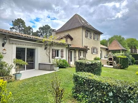 propriété de type 8  édifiée sur un terrain arboré de 16161 m²  piscine  garage et dépenda