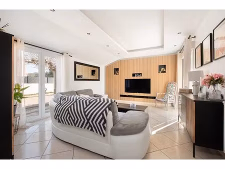 maison t5 127m2 plein pied climatisée avec piscine. jardin et garage