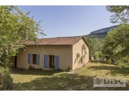 maison de plain pied avec jardin et vues spectaculaires sur les falaises.