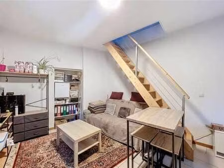 en plein coeur de la ville: duplex en bon état d'entretien!