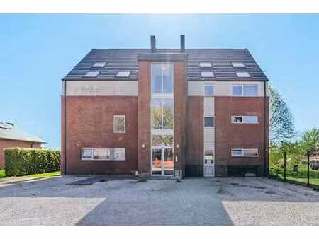 superbe appartement rez-de-chaussée avec passage latéral.