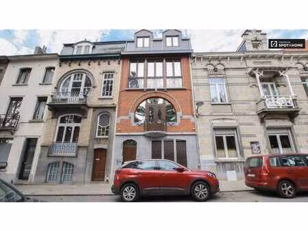 appartement élégant d'une chambre avec balcon