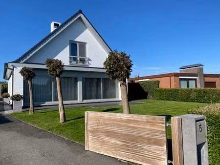 maison individuelle prête à l'emploi avec jardin ensoleillé