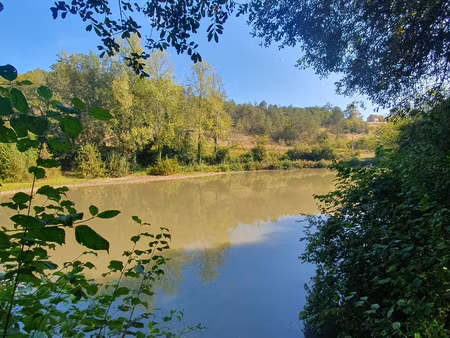 agréable terrain de loisirs avec plan d'eau