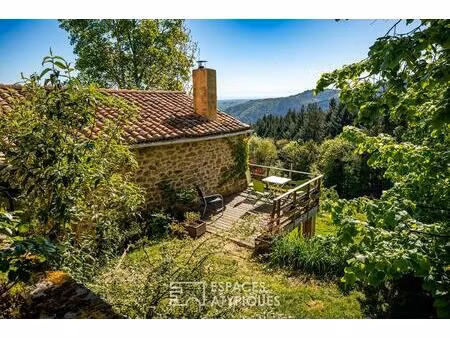 en ardèche verte  l'environnement rare d'un ancien corps de ferme.