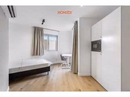 kot rénové avec terrasse privative et salle de bain