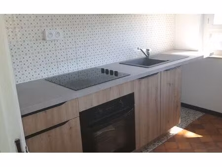 location appartement  103 m² t-4 à volonne  900 €