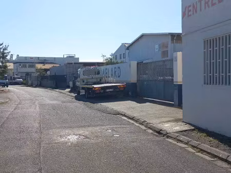 a louer : local professionnel au port