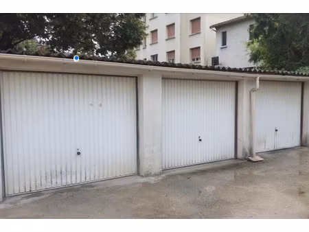 location garage avec borne de recharge pour véhicule électrique 15 m² à bordeaux - barrièr