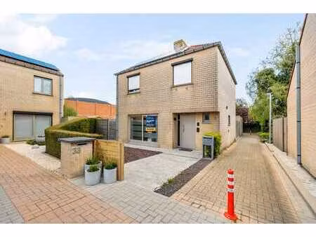 maison individuelle avec 3 chambres  jardin bien entretenu