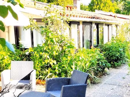 studio meublé et équipé très bien placé pour un étudiant ou un professionnel en déplacemen