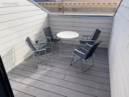 appartement meublé refait à neuf avec clim convertible et terrasse tropézienne