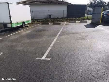 grandes places de parking sécurisées  accès immédiat rocade (sortie 20)