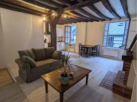 t2 meublé au pied du château