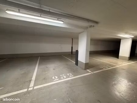 place de parking - immeuble récent - angle dôme / jean-jaurès