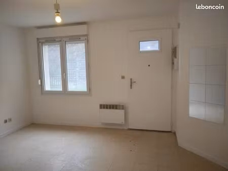 apt f1 avec entrée indépendante et petite terrasse